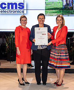 BM Dr. Susanne Raab mit Jutta Singer und Catherine Waldmann von cms electronics